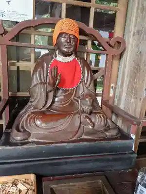 岩水寺の像