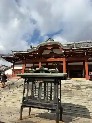 一畑山薬師寺 岡崎本堂の{uncategorized: "未分類", other: "その他", undefined: "問題あり", building: "その他建物", grave: "お墓", sacred_gate: "鳥居", guardian: "狛犬", statue: "像", buddha: "仏像", history: "歴史", nature: "自然", garden: "庭園", animal: "動物", pagoda: "塔", temizu: "手水舎", mountain_gate: "山門・神門", sanctuary: "本殿・本堂", subordinate: "末社・摂社", art: "芸術", scenery: "景色", jizo: "地蔵", ema: "絵馬", goshuin: "御朱印", omikuji: "おみくじ", items: "授与品その他", amulet: "お守り", goshuincho: "御朱印帳", eats: "食事", festival: "お祭り", votive_dance: "神楽", shichigosan: "七五三参", wedding: "結婚式", experience: "体験その他", initially: "初詣", around: "周辺", anti_infection: "感染症対策"}