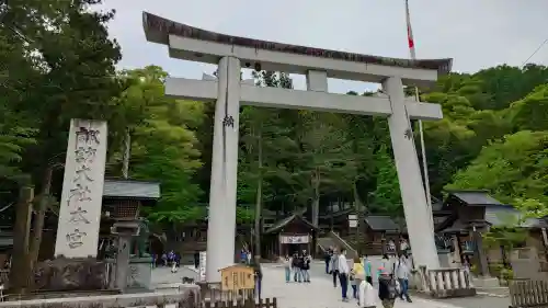 諏訪大社の{uncategorized: "未分類", other: "その他", undefined: "問題あり", building: "その他建物", grave: "お墓", sacred_gate: "鳥居", guardian: "狛犬", statue: "像", buddha: "仏像", history: "歴史", nature: "自然", garden: "庭園", animal: "動物", pagoda: "塔", temizu: "手水舎", mountain_gate: "山門・神門", sanctuary: "本殿・本堂", subordinate: "末社・摂社", art: "芸術", scenery: "景色", jizo: "地蔵", ema: "絵馬", goshuin: "御朱印", omikuji: "おみくじ", items: "授与品その他", amulet: "お守り", goshuincho: "御朱印帳", eats: "食事", festival: "お祭り", votive_dance: "神楽", shichigosan: "七五三参", wedding: "結婚式", experience: "体験その他", initially: "初詣", around: "周辺", anti_infection: "感染症対策"}