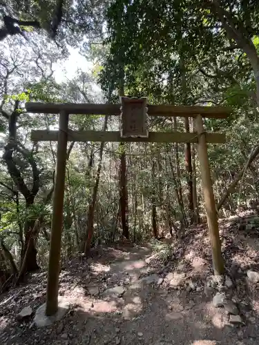 岩戸神社の{uncategorized: "未分類", other: "その他", undefined: "問題あり", building: "その他建物", grave: "お墓", sacred_gate: "鳥居", guardian: "狛犬", statue: "像", buddha: "仏像", history: "歴史", nature: "自然", garden: "庭園", animal: "動物", pagoda: "塔", temizu: "手水舎", mountain_gate: "山門・神門", sanctuary: "本殿・本堂", subordinate: "末社・摂社", art: "芸術", scenery: "景色", jizo: "地蔵", ema: "絵馬", goshuin: "御朱印", omikuji: "おみくじ", items: "授与品その他", amulet: "お守り", goshuincho: "御朱印帳", eats: "食事", festival: "お祭り", votive_dance: "神楽", shichigosan: "七五三参", wedding: "結婚式", experience: "体験その他", initially: "初詣", around: "周辺", anti_infection: "感染症対策"}