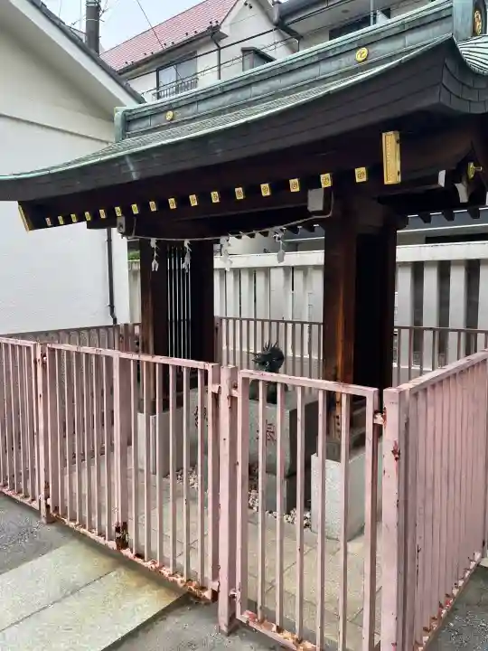 堀之内三輪神社の{uncategorized: "未分類", other: "その他", undefined: "問題あり", building: "その他建物", grave: "お墓", sacred_gate: "鳥居", guardian: "狛犬", statue: "像", buddha: "仏像", history: "歴史", nature: "自然", garden: "庭園", animal: "動物", pagoda: "塔", temizu: "手水舎", mountain_gate: "山門・神門", sanctuary: "本殿・本堂", subordinate: "末社・摂社", art: "芸術", scenery: "景色", jizo: "地蔵", ema: "絵馬", goshuin: "御朱印", omikuji: "おみくじ", items: "授与品その他", amulet: "お守り", goshuincho: "御朱印帳", eats: "食事", festival: "お祭り", votive_dance: "神楽", shichigosan: "七五三参", wedding: "結婚式", experience: "体験その他", initially: "初詣", around: "周辺", anti_infection: "感染症対策"}