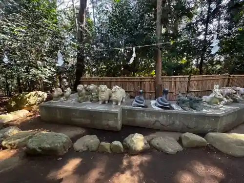 比々多神社の{uncategorized: "未分類", other: "その他", undefined: "問題あり", building: "その他建物", grave: "お墓", sacred_gate: "鳥居", guardian: "狛犬", statue: "像", buddha: "仏像", history: "歴史", nature: "自然", garden: "庭園", animal: "動物", pagoda: "塔", temizu: "手水舎", mountain_gate: "山門・神門", sanctuary: "本殿・本堂", subordinate: "末社・摂社", art: "芸術", scenery: "景色", jizo: "地蔵", ema: "絵馬", goshuin: "御朱印", omikuji: "おみくじ", items: "授与品その他", amulet: "お守り", goshuincho: "御朱印帳", eats: "食事", festival: "お祭り", votive_dance: "神楽", shichigosan: "七五三参", wedding: "結婚式", experience: "体験その他", initially: "初詣", around: "周辺", anti_infection: "感染症対策"}