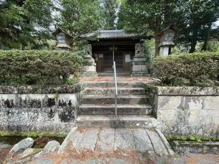 瀧之宮神社の{uncategorized: "未分類", other: "その他", undefined: "問題あり", building: "その他建物", grave: "お墓", sacred_gate: "鳥居", guardian: "狛犬", statue: "像", buddha: "仏像", history: "歴史", nature: "自然", garden: "庭園", animal: "動物", pagoda: "塔", temizu: "手水舎", mountain_gate: "山門・神門", sanctuary: "本殿・本堂", subordinate: "末社・摂社", art: "芸術", scenery: "景色", jizo: "地蔵", ema: "絵馬", goshuin: "御朱印", omikuji: "おみくじ", items: "授与品その他", amulet: "お守り", goshuincho: "御朱印帳", eats: "食事", festival: "お祭り", votive_dance: "神楽", shichigosan: "七五三参", wedding: "結婚式", experience: "体験その他", initially: "初詣", around: "周辺", anti_infection: "感染症対策"}