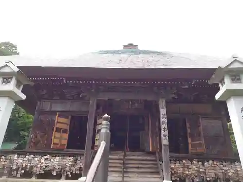 目の霊山　油山寺の本殿・本堂