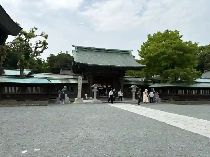 宗像大社の{uncategorized: "未分類", other: "その他", undefined: "問題あり", building: "その他建物", grave: "お墓", sacred_gate: "鳥居", guardian: "狛犬", statue: "像", buddha: "仏像", history: "歴史", nature: "自然", garden: "庭園", animal: "動物", pagoda: "塔", temizu: "手水舎", mountain_gate: "山門・神門", sanctuary: "本殿・本堂", subordinate: "末社・摂社", art: "芸術", scenery: "景色", jizo: "地蔵", ema: "絵馬", goshuin: "御朱印", omikuji: "おみくじ", items: "授与品その他", amulet: "お守り", goshuincho: "御朱印帳", eats: "食事", festival: "お祭り", votive_dance: "神楽", shichigosan: "七五三参", wedding: "結婚式", experience: "体験その他", initially: "初詣", around: "周辺", anti_infection: "感染症対策"}