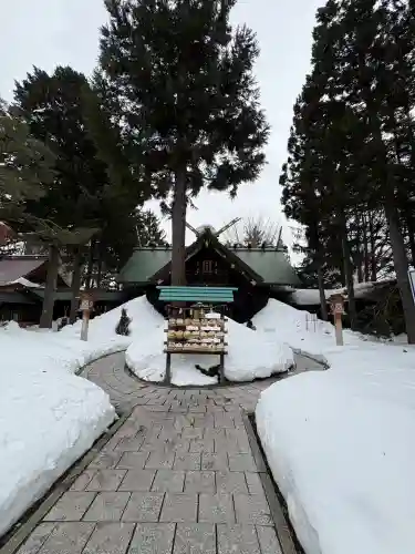 琴似神社の{uncategorized: "未分類", other: "その他", undefined: "問題あり", building: "その他建物", grave: "お墓", sacred_gate: "鳥居", guardian: "狛犬", statue: "像", buddha: "仏像", history: "歴史", nature: "自然", garden: "庭園", animal: "動物", pagoda: "塔", temizu: "手水舎", mountain_gate: "山門・神門", sanctuary: "本殿・本堂", subordinate: "末社・摂社", art: "芸術", scenery: "景色", jizo: "地蔵", ema: "絵馬", goshuin: "御朱印", omikuji: "おみくじ", items: "授与品その他", amulet: "お守り", goshuincho: "御朱印帳", eats: "食事", festival: "お祭り", votive_dance: "神楽", shichigosan: "七五三参", wedding: "結婚式", experience: "体験その他", initially: "初詣", around: "周辺", anti_infection: "感染症対策"}