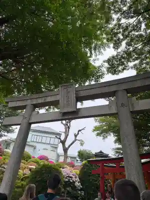 根津神社の{uncategorized: "未分類", other: "その他", undefined: "問題あり", building: "その他建物", grave: "お墓", sacred_gate: "鳥居", guardian: "狛犬", statue: "像", buddha: "仏像", history: "歴史", nature: "自然", garden: "庭園", animal: "動物", pagoda: "塔", temizu: "手水舎", mountain_gate: "山門・神門", sanctuary: "本殿・本堂", subordinate: "末社・摂社", art: "芸術", scenery: "景色", jizo: "地蔵", ema: "絵馬", goshuin: "御朱印", omikuji: "おみくじ", items: "授与品その他", amulet: "お守り", goshuincho: "御朱印帳", eats: "食事", festival: "お祭り", votive_dance: "神楽", shichigosan: "七五三参", wedding: "結婚式", experience: "体験その他", initially: "初詣", around: "周辺", anti_infection: "感染症対策"}