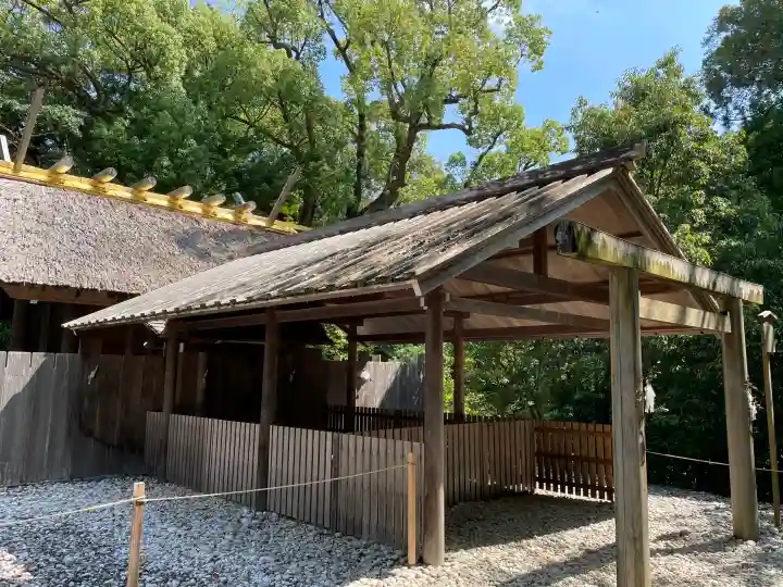 月讀宮(皇大神宮別宮)の{uncategorized: "未分類", other: "その他", undefined: "問題あり", building: "その他建物", grave: "お墓", sacred_gate: "鳥居", guardian: "狛犬", statue: "像", buddha: "仏像", history: "歴史", nature: "自然", garden: "庭園", animal: "動物", pagoda: "塔", temizu: "手水舎", mountain_gate: "山門・神門", sanctuary: "本殿・本堂", subordinate: "末社・摂社", art: "芸術", scenery: "景色", jizo: "地蔵", ema: "絵馬", goshuin: "御朱印", omikuji: "おみくじ", items: "授与品その他", amulet: "お守り", goshuincho: "御朱印帳", eats: "食事", festival: "お祭り", votive_dance: "神楽", shichigosan: "七五三参", wedding: "結婚式", experience: "体験その他", initially: "初詣", around: "周辺", anti_infection: "感染症対策"}
