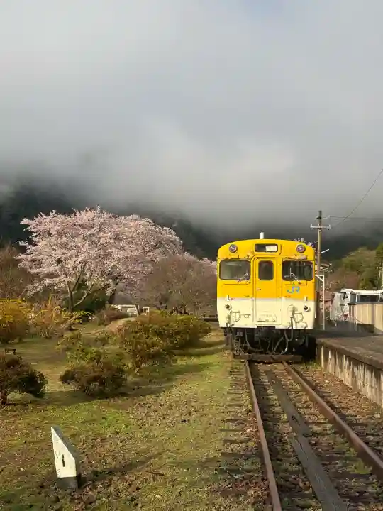 船場八幡神社の{uncategorized: "未分類", other: "その他", undefined: "問題あり", building: "その他建物", grave: "お墓", sacred_gate: "鳥居", guardian: "狛犬", statue: "像", buddha: "仏像", history: "歴史", nature: "自然", garden: "庭園", animal: "動物", pagoda: "塔", temizu: "手水舎", mountain_gate: "山門・神門", sanctuary: "本殿・本堂", subordinate: "末社・摂社", art: "芸術", scenery: "景色", jizo: "地蔵", ema: "絵馬", goshuin: "御朱印", omikuji: "おみくじ", items: "授与品その他", amulet: "お守り", goshuincho: "御朱印帳", eats: "食事", festival: "お祭り", votive_dance: "神楽", shichigosan: "七五三参", wedding: "結婚式", experience: "体験その他", initially: "初詣", around: "周辺", anti_infection: "感染症対策"}