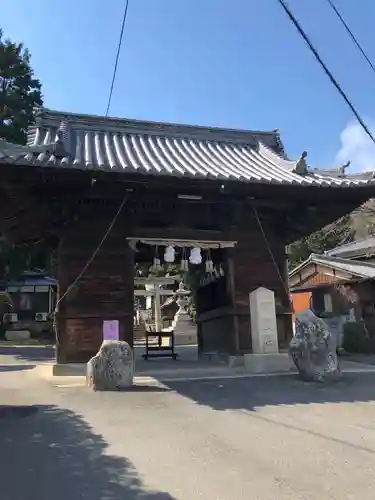 白國神社の山門