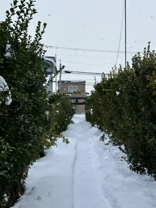 一本栗地主神社の{uncategorized: "未分類", other: "その他", undefined: "問題あり", building: "その他建物", grave: "お墓", sacred_gate: "鳥居", guardian: "狛犬", statue: "像", buddha: "仏像", history: "歴史", nature: "自然", garden: "庭園", animal: "動物", pagoda: "塔", temizu: "手水舎", mountain_gate: "山門・神門", sanctuary: "本殿・本堂", subordinate: "末社・摂社", art: "芸術", scenery: "景色", jizo: "地蔵", ema: "絵馬", goshuin: "御朱印", omikuji: "おみくじ", items: "授与品その他", amulet: "お守り", goshuincho: "御朱印帳", eats: "食事", festival: "お祭り", votive_dance: "神楽", shichigosan: "七五三参", wedding: "結婚式", experience: "体験その他", initially: "初詣", around: "周辺", anti_infection: "感染症対策"}