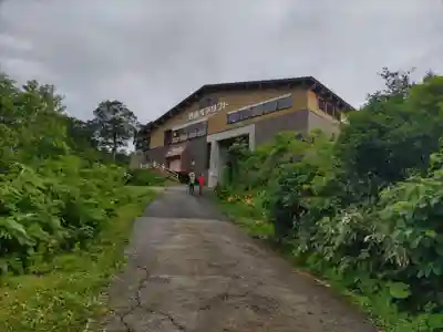 月山神社本宮の周辺
