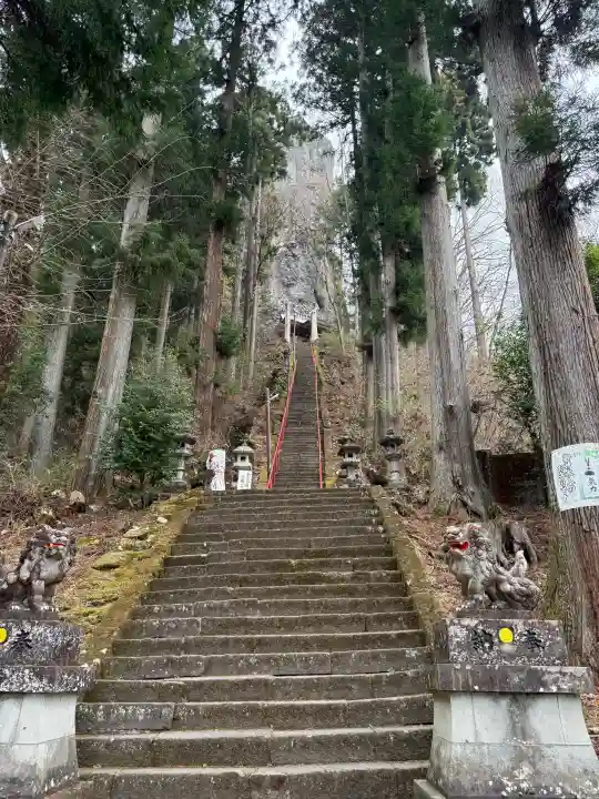 中之嶽神社の{uncategorized: "未分類", other: "その他", undefined: "問題あり", building: "その他建物", grave: "お墓", sacred_gate: "鳥居", guardian: "狛犬", statue: "像", buddha: "仏像", history: "歴史", nature: "自然", garden: "庭園", animal: "動物", pagoda: "塔", temizu: "手水舎", mountain_gate: "山門・神門", sanctuary: "本殿・本堂", subordinate: "末社・摂社", art: "芸術", scenery: "景色", jizo: "地蔵", ema: "絵馬", goshuin: "御朱印", omikuji: "おみくじ", items: "授与品その他", amulet: "お守り", goshuincho: "御朱印帳", eats: "食事", festival: "お祭り", votive_dance: "神楽", shichigosan: "七五三参", wedding: "結婚式", experience: "体験その他", initially: "初詣", around: "周辺", anti_infection: "感染症対策"}
