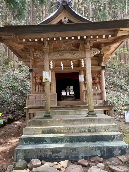 真山神社の{uncategorized: "未分類", other: "その他", undefined: "問題あり", building: "その他建物", grave: "お墓", sacred_gate: "鳥居", guardian: "狛犬", statue: "像", buddha: "仏像", history: "歴史", nature: "自然", garden: "庭園", animal: "動物", pagoda: "塔", temizu: "手水舎", mountain_gate: "山門・神門", sanctuary: "本殿・本堂", subordinate: "末社・摂社", art: "芸術", scenery: "景色", jizo: "地蔵", ema: "絵馬", goshuin: "御朱印", omikuji: "おみくじ", items: "授与品その他", amulet: "お守り", goshuincho: "御朱印帳", eats: "食事", festival: "お祭り", votive_dance: "神楽", shichigosan: "七五三参", wedding: "結婚式", experience: "体験その他", initially: "初詣", around: "周辺", anti_infection: "感染症対策"}