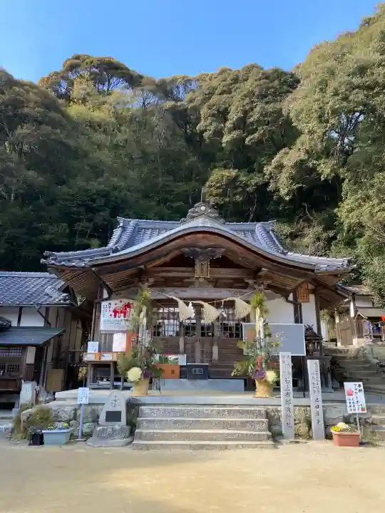 石上布都魂神社の{uncategorized: "未分類", other: "その他", undefined: "問題あり", building: "その他建物", grave: "お墓", sacred_gate: "鳥居", guardian: "狛犬", statue: "像", buddha: "仏像", history: "歴史", nature: "自然", garden: "庭園", animal: "動物", pagoda: "塔", temizu: "手水舎", mountain_gate: "山門・神門", sanctuary: "本殿・本堂", subordinate: "末社・摂社", art: "芸術", scenery: "景色", jizo: "地蔵", ema: "絵馬", goshuin: "御朱印", omikuji: "おみくじ", items: "授与品その他", amulet: "お守り", goshuincho: "御朱印帳", eats: "食事", festival: "お祭り", votive_dance: "神楽", shichigosan: "七五三参", wedding: "結婚式", experience: "体験その他", initially: "初詣", around: "周辺", anti_infection: "感染症対策"}
