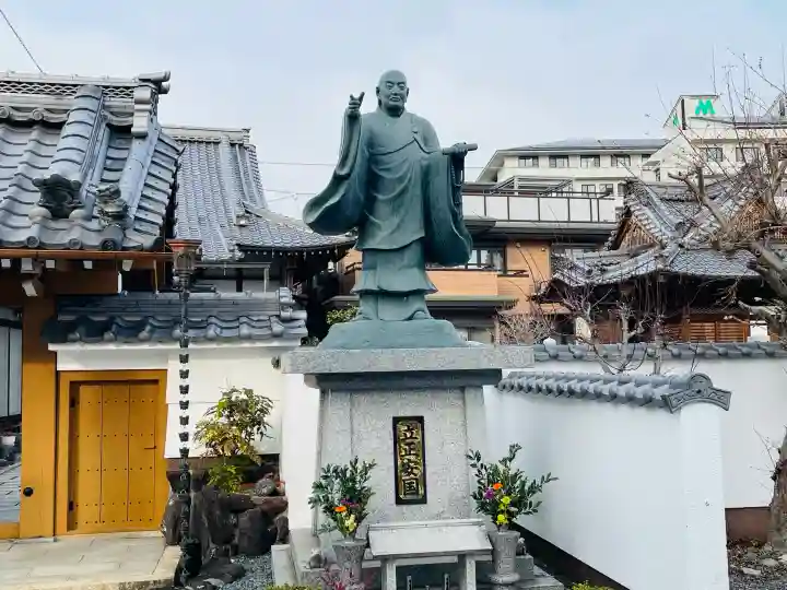 本正寺の{uncategorized: "未分類", other: "その他", undefined: "問題あり", building: "その他建物", grave: "お墓", sacred_gate: "鳥居", guardian: "狛犬", statue: "像", buddha: "仏像", history: "歴史", nature: "自然", garden: "庭園", animal: "動物", pagoda: "塔", temizu: "手水舎", mountain_gate: "山門・神門", sanctuary: "本殿・本堂", subordinate: "末社・摂社", art: "芸術", scenery: "景色", jizo: "地蔵", ema: "絵馬", goshuin: "御朱印", omikuji: "おみくじ", items: "授与品その他", amulet: "お守り", goshuincho: "御朱印帳", eats: "食事", festival: "お祭り", votive_dance: "神楽", shichigosan: "七五三参", wedding: "結婚式", experience: "体験その他", initially: "初詣", around: "周辺", anti_infection: "感染症対策"}