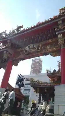 横濱関帝廟の山門・神門
