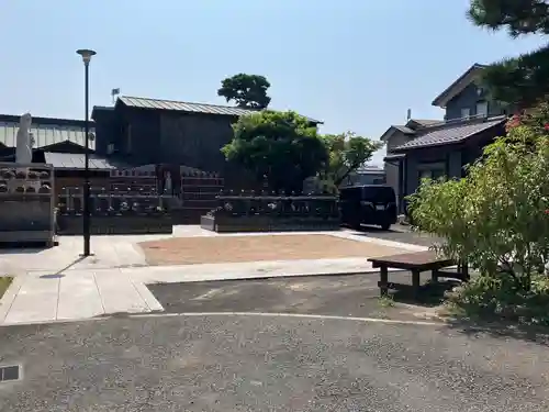 勧行寺の庭園