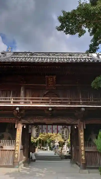 霊山寺の{uncategorized: "未分類", other: "その他", undefined: "問題あり", building: "その他建物", grave: "お墓", sacred_gate: "鳥居", guardian: "狛犬", statue: "像", buddha: "仏像", history: "歴史", nature: "自然", garden: "庭園", animal: "動物", pagoda: "塔", temizu: "手水舎", mountain_gate: "山門・神門", sanctuary: "本殿・本堂", subordinate: "末社・摂社", art: "芸術", scenery: "景色", jizo: "地蔵", ema: "絵馬", goshuin: "御朱印", omikuji: "おみくじ", items: "授与品その他", amulet: "お守り", goshuincho: "御朱印帳", eats: "食事", festival: "お祭り", votive_dance: "神楽", shichigosan: "七五三参", wedding: "結婚式", experience: "体験その他", initially: "初詣", around: "周辺", anti_infection: "感染症対策"}