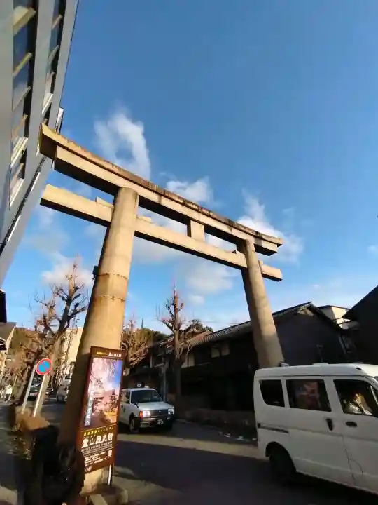 京都霊山護國神社の{uncategorized: "未分類", other: "その他", undefined: "問題あり", building: "その他建物", grave: "お墓", sacred_gate: "鳥居", guardian: "狛犬", statue: "像", buddha: "仏像", history: "歴史", nature: "自然", garden: "庭園", animal: "動物", pagoda: "塔", temizu: "手水舎", mountain_gate: "山門・神門", sanctuary: "本殿・本堂", subordinate: "末社・摂社", art: "芸術", scenery: "景色", jizo: "地蔵", ema: "絵馬", goshuin: "御朱印", omikuji: "おみくじ", items: "授与品その他", amulet: "お守り", goshuincho: "御朱印帳", eats: "食事", festival: "お祭り", votive_dance: "神楽", shichigosan: "七五三参", wedding: "結婚式", experience: "体験その他", initially: "初詣", around: "周辺", anti_infection: "感染症対策"}
