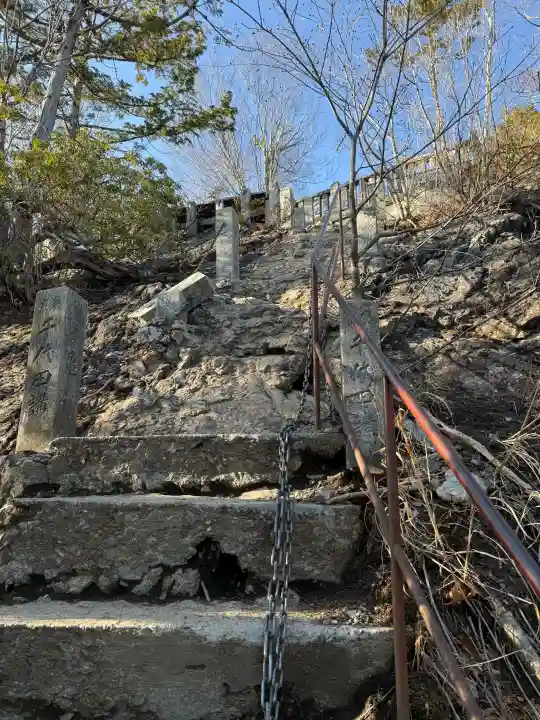 三峯神社奥宮の{uncategorized: "未分類", other: "その他", undefined: "問題あり", building: "その他建物", grave: "お墓", sacred_gate: "鳥居", guardian: "狛犬", statue: "像", buddha: "仏像", history: "歴史", nature: "自然", garden: "庭園", animal: "動物", pagoda: "塔", temizu: "手水舎", mountain_gate: "山門・神門", sanctuary: "本殿・本堂", subordinate: "末社・摂社", art: "芸術", scenery: "景色", jizo: "地蔵", ema: "絵馬", goshuin: "御朱印", omikuji: "おみくじ", items: "授与品その他", amulet: "お守り", goshuincho: "御朱印帳", eats: "食事", festival: "お祭り", votive_dance: "神楽", shichigosan: "七五三参", wedding: "結婚式", experience: "体験その他", initially: "初詣", around: "周辺", anti_infection: "感染症対策"}