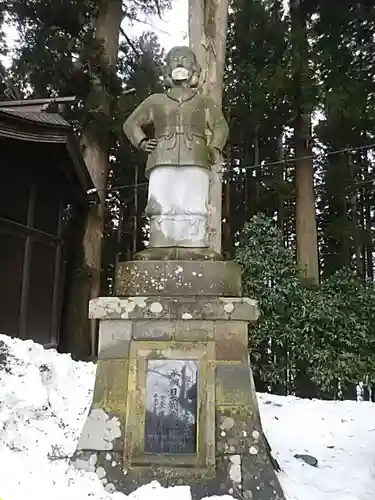 白和瀬神社の像