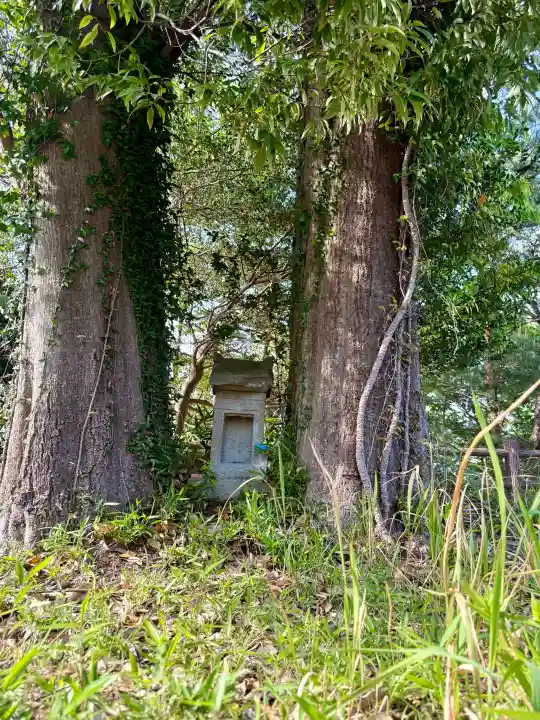 十二神社の{uncategorized: "未分類", other: "その他", undefined: "問題あり", building: "その他建物", grave: "お墓", sacred_gate: "鳥居", guardian: "狛犬", statue: "像", buddha: "仏像", history: "歴史", nature: "自然", garden: "庭園", animal: "動物", pagoda: "塔", temizu: "手水舎", mountain_gate: "山門・神門", sanctuary: "本殿・本堂", subordinate: "末社・摂社", art: "芸術", scenery: "景色", jizo: "地蔵", ema: "絵馬", goshuin: "御朱印", omikuji: "おみくじ", items: "授与品その他", amulet: "お守り", goshuincho: "御朱印帳", eats: "食事", festival: "お祭り", votive_dance: "神楽", shichigosan: "七五三参", wedding: "結婚式", experience: "体験その他", initially: "初詣", around: "周辺", anti_infection: "感染症対策"}