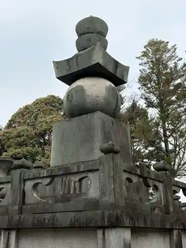 豊国廟（豊国神社飛地境内）の{uncategorized: "未分類", other: "その他", undefined: "問題あり", building: "その他建物", grave: "お墓", sacred_gate: "鳥居", guardian: "狛犬", statue: "像", buddha: "仏像", history: "歴史", nature: "自然", garden: "庭園", animal: "動物", pagoda: "塔", temizu: "手水舎", mountain_gate: "山門・神門", sanctuary: "本殿・本堂", subordinate: "末社・摂社", art: "芸術", scenery: "景色", jizo: "地蔵", ema: "絵馬", goshuin: "御朱印", omikuji: "おみくじ", items: "授与品その他", amulet: "お守り", goshuincho: "御朱印帳", eats: "食事", festival: "お祭り", votive_dance: "神楽", shichigosan: "七五三参", wedding: "結婚式", experience: "体験その他", initially: "初詣", around: "周辺", anti_infection: "感染症対策"}