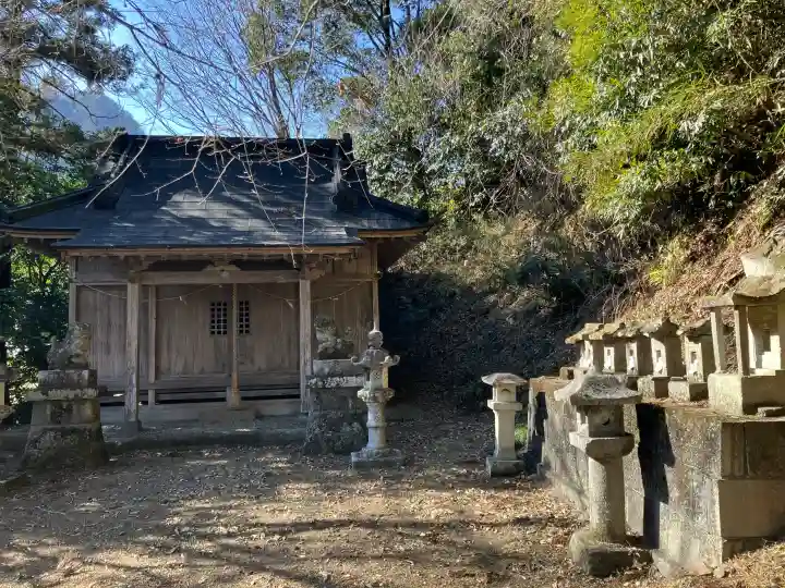 星野町星宮神社の{uncategorized: "未分類", other: "その他", undefined: "問題あり", building: "その他建物", grave: "お墓", sacred_gate: "鳥居", guardian: "狛犬", statue: "像", buddha: "仏像", history: "歴史", nature: "自然", garden: "庭園", animal: "動物", pagoda: "塔", temizu: "手水舎", mountain_gate: "山門・神門", sanctuary: "本殿・本堂", subordinate: "末社・摂社", art: "芸術", scenery: "景色", jizo: "地蔵", ema: "絵馬", goshuin: "御朱印", omikuji: "おみくじ", items: "授与品その他", amulet: "お守り", goshuincho: "御朱印帳", eats: "食事", festival: "お祭り", votive_dance: "神楽", shichigosan: "七五三参", wedding: "結婚式", experience: "体験その他", initially: "初詣", around: "周辺", anti_infection: "感染症対策"}