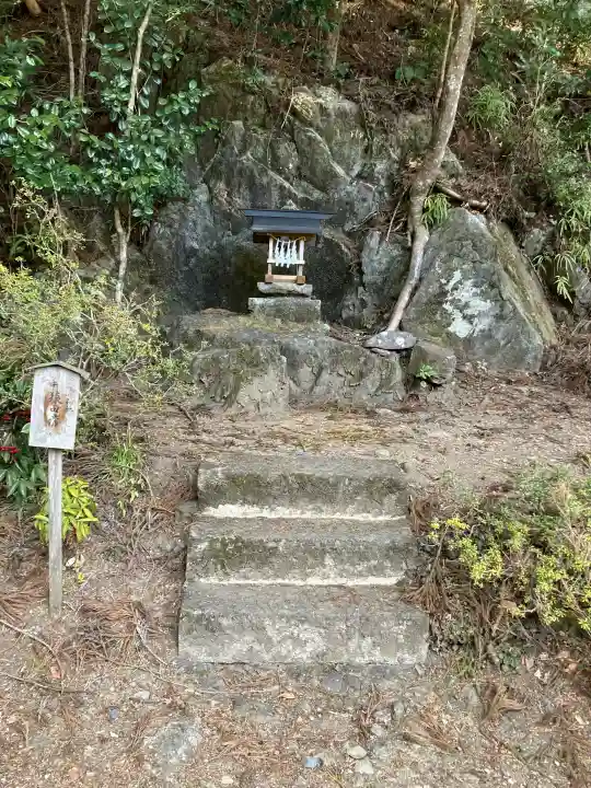 賀蘇山神社の{uncategorized: "未分類", other: "その他", undefined: "問題あり", building: "その他建物", grave: "お墓", sacred_gate: "鳥居", guardian: "狛犬", statue: "像", buddha: "仏像", history: "歴史", nature: "自然", garden: "庭園", animal: "動物", pagoda: "塔", temizu: "手水舎", mountain_gate: "山門・神門", sanctuary: "本殿・本堂", subordinate: "末社・摂社", art: "芸術", scenery: "景色", jizo: "地蔵", ema: "絵馬", goshuin: "御朱印", omikuji: "おみくじ", items: "授与品その他", amulet: "お守り", goshuincho: "御朱印帳", eats: "食事", festival: "お祭り", votive_dance: "神楽", shichigosan: "七五三参", wedding: "結婚式", experience: "体験その他", initially: "初詣", around: "周辺", anti_infection: "感染症対策"}