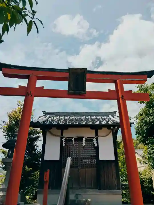 神奈備神社(龍田大社末社)の{uncategorized: "未分類", other: "その他", undefined: "問題あり", building: "その他建物", grave: "お墓", sacred_gate: "鳥居", guardian: "狛犬", statue: "像", buddha: "仏像", history: "歴史", nature: "自然", garden: "庭園", animal: "動物", pagoda: "塔", temizu: "手水舎", mountain_gate: "山門・神門", sanctuary: "本殿・本堂", subordinate: "末社・摂社", art: "芸術", scenery: "景色", jizo: "地蔵", ema: "絵馬", goshuin: "御朱印", omikuji: "おみくじ", items: "授与品その他", amulet: "お守り", goshuincho: "御朱印帳", eats: "食事", festival: "お祭り", votive_dance: "神楽", shichigosan: "七五三参", wedding: "結婚式", experience: "体験その他", initially: "初詣", around: "周辺", anti_infection: "感染症対策"}