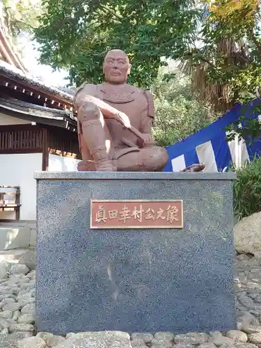 安居神社の像