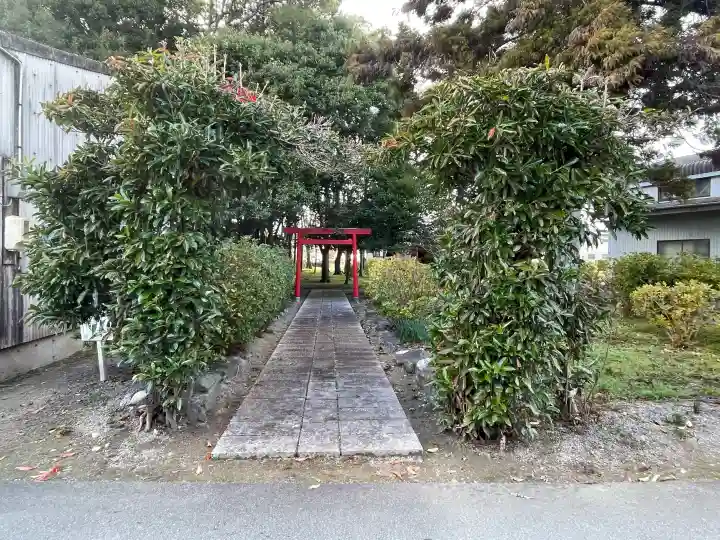 ニ木神社の{uncategorized: "未分類", other: "その他", undefined: "問題あり", building: "その他建物", grave: "お墓", sacred_gate: "鳥居", guardian: "狛犬", statue: "像", buddha: "仏像", history: "歴史", nature: "自然", garden: "庭園", animal: "動物", pagoda: "塔", temizu: "手水舎", mountain_gate: "山門・神門", sanctuary: "本殿・本堂", subordinate: "末社・摂社", art: "芸術", scenery: "景色", jizo: "地蔵", ema: "絵馬", goshuin: "御朱印", omikuji: "おみくじ", items: "授与品その他", amulet: "お守り", goshuincho: "御朱印帳", eats: "食事", festival: "お祭り", votive_dance: "神楽", shichigosan: "七五三参", wedding: "結婚式", experience: "体験その他", initially: "初詣", around: "周辺", anti_infection: "感染症対策"}