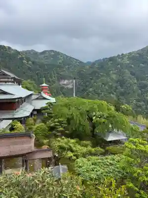 青岸渡寺の{uncategorized: "未分類", other: "その他", undefined: "問題あり", building: "その他建物", grave: "お墓", sacred_gate: "鳥居", guardian: "狛犬", statue: "像", buddha: "仏像", history: "歴史", nature: "自然", garden: "庭園", animal: "動物", pagoda: "塔", temizu: "手水舎", mountain_gate: "山門・神門", sanctuary: "本殿・本堂", subordinate: "末社・摂社", art: "芸術", scenery: "景色", jizo: "地蔵", ema: "絵馬", goshuin: "御朱印", omikuji: "おみくじ", items: "授与品その他", amulet: "お守り", goshuincho: "御朱印帳", eats: "食事", festival: "お祭り", votive_dance: "神楽", shichigosan: "七五三参", wedding: "結婚式", experience: "体験その他", initially: "初詣", around: "周辺", anti_infection: "感染症対策"}