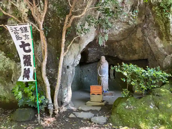 浄智寺の{uncategorized: "未分類", other: "その他", undefined: "問題あり", building: "その他建物", grave: "お墓", sacred_gate: "鳥居", guardian: "狛犬", statue: "像", buddha: "仏像", history: "歴史", nature: "自然", garden: "庭園", animal: "動物", pagoda: "塔", temizu: "手水舎", mountain_gate: "山門・神門", sanctuary: "本殿・本堂", subordinate: "末社・摂社", art: "芸術", scenery: "景色", jizo: "地蔵", ema: "絵馬", goshuin: "御朱印", omikuji: "おみくじ", items: "授与品その他", amulet: "お守り", goshuincho: "御朱印帳", eats: "食事", festival: "お祭り", votive_dance: "神楽", shichigosan: "七五三参", wedding: "結婚式", experience: "体験その他", initially: "初詣", around: "周辺", anti_infection: "感染症対策"}