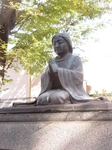 霊巌寺の像