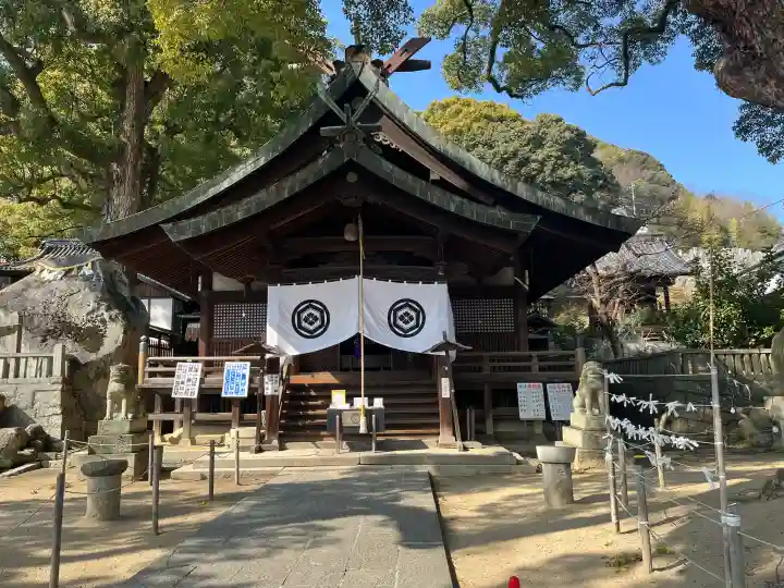 艮神社の{uncategorized: "未分類", other: "その他", undefined: "問題あり", building: "その他建物", grave: "お墓", sacred_gate: "鳥居", guardian: "狛犬", statue: "像", buddha: "仏像", history: "歴史", nature: "自然", garden: "庭園", animal: "動物", pagoda: "塔", temizu: "手水舎", mountain_gate: "山門・神門", sanctuary: "本殿・本堂", subordinate: "末社・摂社", art: "芸術", scenery: "景色", jizo: "地蔵", ema: "絵馬", goshuin: "御朱印", omikuji: "おみくじ", items: "授与品その他", amulet: "お守り", goshuincho: "御朱印帳", eats: "食事", festival: "お祭り", votive_dance: "神楽", shichigosan: "七五三参", wedding: "結婚式", experience: "体験その他", initially: "初詣", around: "周辺", anti_infection: "感染症対策"}