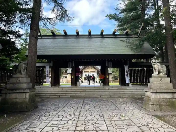 帯廣神社の山門・神門