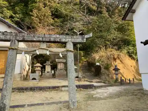 山﨑八幡宮の{uncategorized: "未分類", other: "その他", undefined: "問題あり", building: "その他建物", grave: "お墓", sacred_gate: "鳥居", guardian: "狛犬", statue: "像", buddha: "仏像", history: "歴史", nature: "自然", garden: "庭園", animal: "動物", pagoda: "塔", temizu: "手水舎", mountain_gate: "山門・神門", sanctuary: "本殿・本堂", subordinate: "末社・摂社", art: "芸術", scenery: "景色", jizo: "地蔵", ema: "絵馬", goshuin: "御朱印", omikuji: "おみくじ", items: "授与品その他", amulet: "お守り", goshuincho: "御朱印帳", eats: "食事", festival: "お祭り", votive_dance: "神楽", shichigosan: "七五三参", wedding: "結婚式", experience: "体験その他", initially: "初詣", around: "周辺", anti_infection: "感染症対策"}