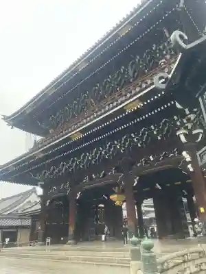 東本願寺（真宗本廟）の{uncategorized: "未分類", other: "その他", undefined: "問題あり", building: "その他建物", grave: "お墓", sacred_gate: "鳥居", guardian: "狛犬", statue: "像", buddha: "仏像", history: "歴史", nature: "自然", garden: "庭園", animal: "動物", pagoda: "塔", temizu: "手水舎", mountain_gate: "山門・神門", sanctuary: "本殿・本堂", subordinate: "末社・摂社", art: "芸術", scenery: "景色", jizo: "地蔵", ema: "絵馬", goshuin: "御朱印", omikuji: "おみくじ", items: "授与品その他", amulet: "お守り", goshuincho: "御朱印帳", eats: "食事", festival: "お祭り", votive_dance: "神楽", shichigosan: "七五三参", wedding: "結婚式", experience: "体験その他", initially: "初詣", around: "周辺", anti_infection: "感染症対策"}
