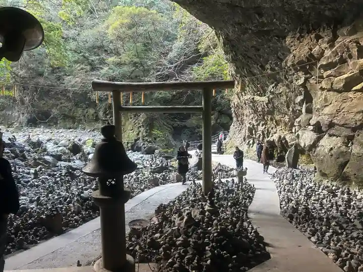 天安河原宮の{uncategorized: "未分類", other: "その他", undefined: "問題あり", building: "その他建物", grave: "お墓", sacred_gate: "鳥居", guardian: "狛犬", statue: "像", buddha: "仏像", history: "歴史", nature: "自然", garden: "庭園", animal: "動物", pagoda: "塔", temizu: "手水舎", mountain_gate: "山門・神門", sanctuary: "本殿・本堂", subordinate: "末社・摂社", art: "芸術", scenery: "景色", jizo: "地蔵", ema: "絵馬", goshuin: "御朱印", omikuji: "おみくじ", items: "授与品その他", amulet: "お守り", goshuincho: "御朱印帳", eats: "食事", festival: "お祭り", votive_dance: "神楽", shichigosan: "七五三参", wedding: "結婚式", experience: "体験その他", initially: "初詣", around: "周辺", anti_infection: "感染症対策"}