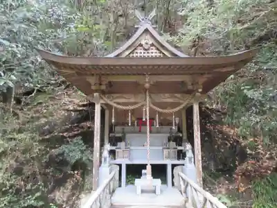 満願滝弁財天の本殿・本堂