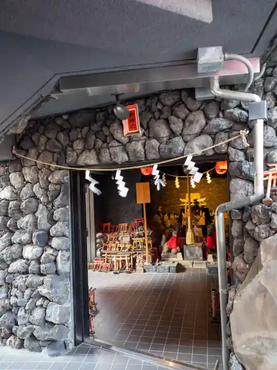 東京羽田 穴守稲荷神社の{uncategorized: "未分類", other: "その他", undefined: "問題あり", building: "その他建物", grave: "お墓", sacred_gate: "鳥居", guardian: "狛犬", statue: "像", buddha: "仏像", history: "歴史", nature: "自然", garden: "庭園", animal: "動物", pagoda: "塔", temizu: "手水舎", mountain_gate: "山門・神門", sanctuary: "本殿・本堂", subordinate: "末社・摂社", art: "芸術", scenery: "景色", jizo: "地蔵", ema: "絵馬", goshuin: "御朱印", omikuji: "おみくじ", items: "授与品その他", amulet: "お守り", goshuincho: "御朱印帳", eats: "食事", festival: "お祭り", votive_dance: "神楽", shichigosan: "七五三参", wedding: "結婚式", experience: "体験その他", initially: "初詣", around: "周辺", anti_infection: "感染症対策"}