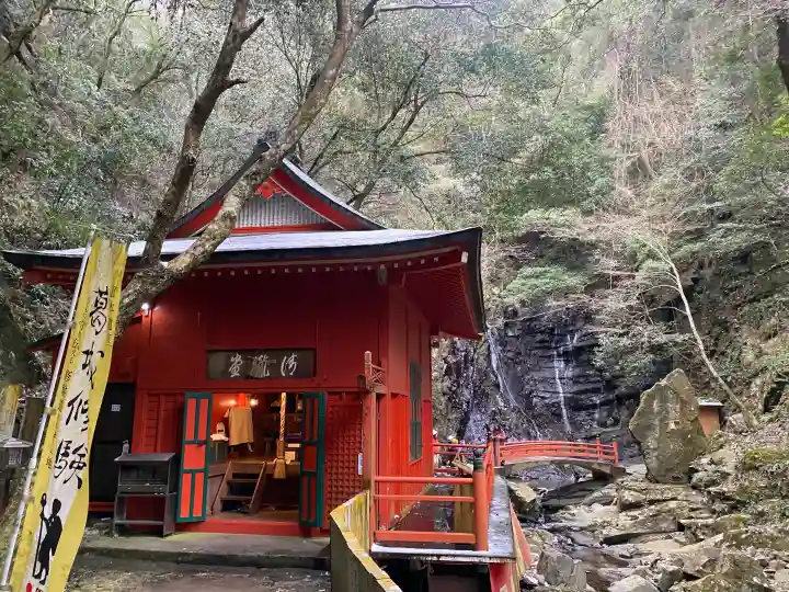 大本山七宝瀧寺の{uncategorized: "未分類", other: "その他", undefined: "問題あり", building: "その他建物", grave: "お墓", sacred_gate: "鳥居", guardian: "狛犬", statue: "像", buddha: "仏像", history: "歴史", nature: "自然", garden: "庭園", animal: "動物", pagoda: "塔", temizu: "手水舎", mountain_gate: "山門・神門", sanctuary: "本殿・本堂", subordinate: "末社・摂社", art: "芸術", scenery: "景色", jizo: "地蔵", ema: "絵馬", goshuin: "御朱印", omikuji: "おみくじ", items: "授与品その他", amulet: "お守り", goshuincho: "御朱印帳", eats: "食事", festival: "お祭り", votive_dance: "神楽", shichigosan: "七五三参", wedding: "結婚式", experience: "体験その他", initially: "初詣", around: "周辺", anti_infection: "感染症対策"}