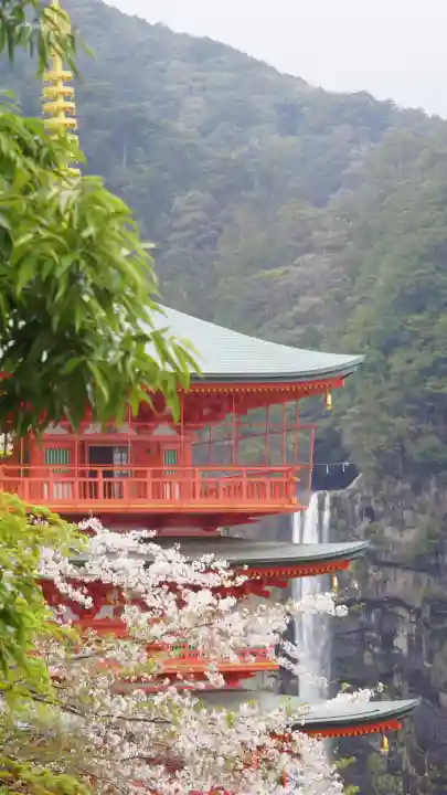 青岸渡寺の{uncategorized: "未分類", other: "その他", undefined: "問題あり", building: "その他建物", grave: "お墓", sacred_gate: "鳥居", guardian: "狛犬", statue: "像", buddha: "仏像", history: "歴史", nature: "自然", garden: "庭園", animal: "動物", pagoda: "塔", temizu: "手水舎", mountain_gate: "山門・神門", sanctuary: "本殿・本堂", subordinate: "末社・摂社", art: "芸術", scenery: "景色", jizo: "地蔵", ema: "絵馬", goshuin: "御朱印", omikuji: "おみくじ", items: "授与品その他", amulet: "お守り", goshuincho: "御朱印帳", eats: "食事", festival: "お祭り", votive_dance: "神楽", shichigosan: "七五三参", wedding: "結婚式", experience: "体験その他", initially: "初詣", around: "周辺", anti_infection: "感染症対策"}