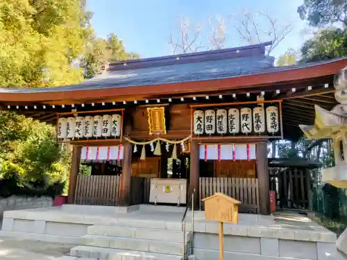 大鳥美波比神社（大鳥大社境内摂社）の{uncategorized: "未分類", other: "その他", undefined: "問題あり", building: "その他建物", grave: "お墓", sacred_gate: "鳥居", guardian: "狛犬", statue: "像", buddha: "仏像", history: "歴史", nature: "自然", garden: "庭園", animal: "動物", pagoda: "塔", temizu: "手水舎", mountain_gate: "山門・神門", sanctuary: "本殿・本堂", subordinate: "末社・摂社", art: "芸術", scenery: "景色", jizo: "地蔵", ema: "絵馬", goshuin: "御朱印", omikuji: "おみくじ", items: "授与品その他", amulet: "お守り", goshuincho: "御朱印帳", eats: "食事", festival: "お祭り", votive_dance: "神楽", shichigosan: "七五三参", wedding: "結婚式", experience: "体験その他", initially: "初詣", around: "周辺", anti_infection: "感染症対策"}