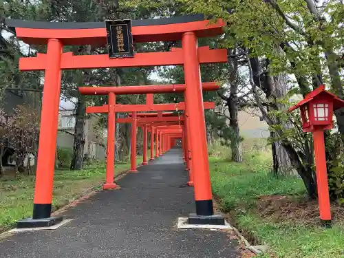 札幌伏見稲荷神社の{uncategorized: "未分類", other: "その他", undefined: "問題あり", building: "その他建物", grave: "お墓", sacred_gate: "鳥居", guardian: "狛犬", statue: "像", buddha: "仏像", history: "歴史", nature: "自然", garden: "庭園", animal: "動物", pagoda: "塔", temizu: "手水舎", mountain_gate: "山門・神門", sanctuary: "本殿・本堂", subordinate: "末社・摂社", art: "芸術", scenery: "景色", jizo: "地蔵", ema: "絵馬", goshuin: "御朱印", omikuji: "おみくじ", items: "授与品その他", amulet: "お守り", goshuincho: "御朱印帳", eats: "食事", festival: "お祭り", votive_dance: "神楽", shichigosan: "七五三参", wedding: "結婚式", experience: "体験その他", initially: "初詣", around: "周辺", anti_infection: "感染症対策"}