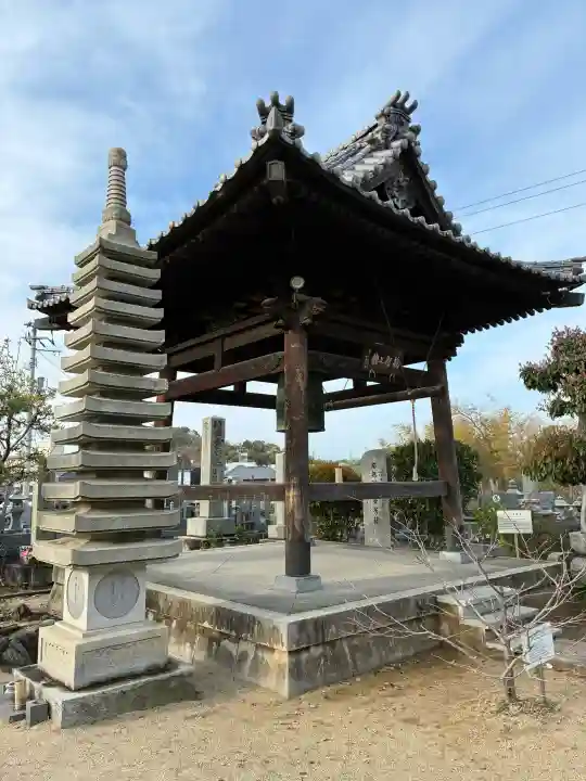 成願寺の{uncategorized: "未分類", other: "その他", undefined: "問題あり", building: "その他建物", grave: "お墓", sacred_gate: "鳥居", guardian: "狛犬", statue: "像", buddha: "仏像", history: "歴史", nature: "自然", garden: "庭園", animal: "動物", pagoda: "塔", temizu: "手水舎", mountain_gate: "山門・神門", sanctuary: "本殿・本堂", subordinate: "末社・摂社", art: "芸術", scenery: "景色", jizo: "地蔵", ema: "絵馬", goshuin: "御朱印", omikuji: "おみくじ", items: "授与品その他", amulet: "お守り", goshuincho: "御朱印帳", eats: "食事", festival: "お祭り", votive_dance: "神楽", shichigosan: "七五三参", wedding: "結婚式", experience: "体験その他", initially: "初詣", around: "周辺", anti_infection: "感染症対策"}