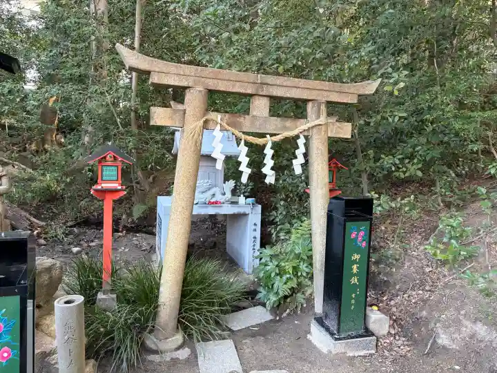 越木岩神社の{uncategorized: "未分類", other: "その他", undefined: "問題あり", building: "その他建物", grave: "お墓", sacred_gate: "鳥居", guardian: "狛犬", statue: "像", buddha: "仏像", history: "歴史", nature: "自然", garden: "庭園", animal: "動物", pagoda: "塔", temizu: "手水舎", mountain_gate: "山門・神門", sanctuary: "本殿・本堂", subordinate: "末社・摂社", art: "芸術", scenery: "景色", jizo: "地蔵", ema: "絵馬", goshuin: "御朱印", omikuji: "おみくじ", items: "授与品その他", amulet: "お守り", goshuincho: "御朱印帳", eats: "食事", festival: "お祭り", votive_dance: "神楽", shichigosan: "七五三参", wedding: "結婚式", experience: "体験その他", initially: "初詣", around: "周辺", anti_infection: "感染症対策"}