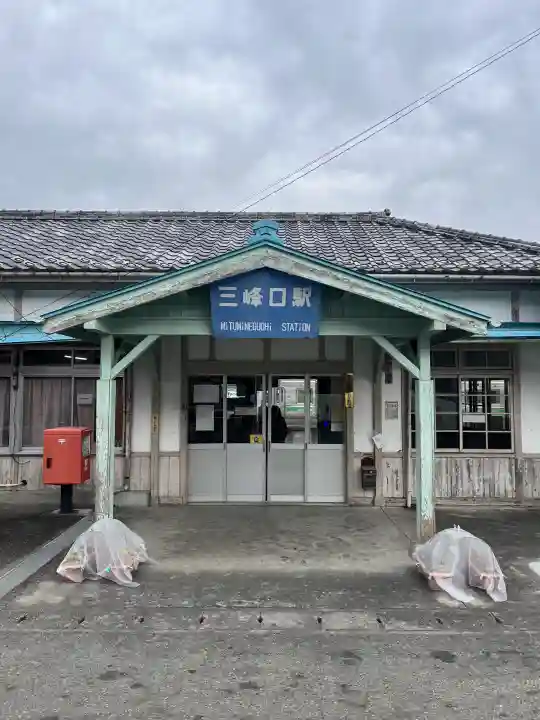 三峯神社の{uncategorized: "未分類", other: "その他", undefined: "問題あり", building: "その他建物", grave: "お墓", sacred_gate: "鳥居", guardian: "狛犬", statue: "像", buddha: "仏像", history: "歴史", nature: "自然", garden: "庭園", animal: "動物", pagoda: "塔", temizu: "手水舎", mountain_gate: "山門・神門", sanctuary: "本殿・本堂", subordinate: "末社・摂社", art: "芸術", scenery: "景色", jizo: "地蔵", ema: "絵馬", goshuin: "御朱印", omikuji: "おみくじ", items: "授与品その他", amulet: "お守り", goshuincho: "御朱印帳", eats: "食事", festival: "お祭り", votive_dance: "神楽", shichigosan: "七五三参", wedding: "結婚式", experience: "体験その他", initially: "初詣", around: "周辺", anti_infection: "感染症対策"}